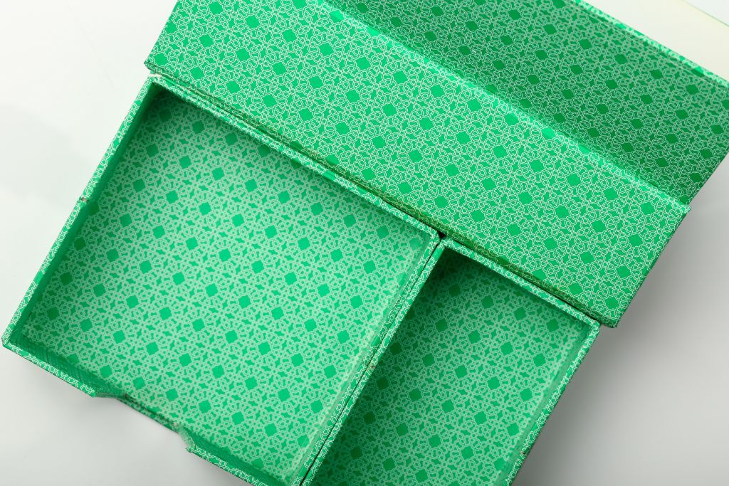 Green patterned box — open top view, geometric pattern, cardboard