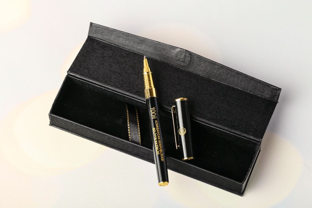 VIP pen Adliyyə Nazirliyi — black metal, open on stand, logo and text in gold