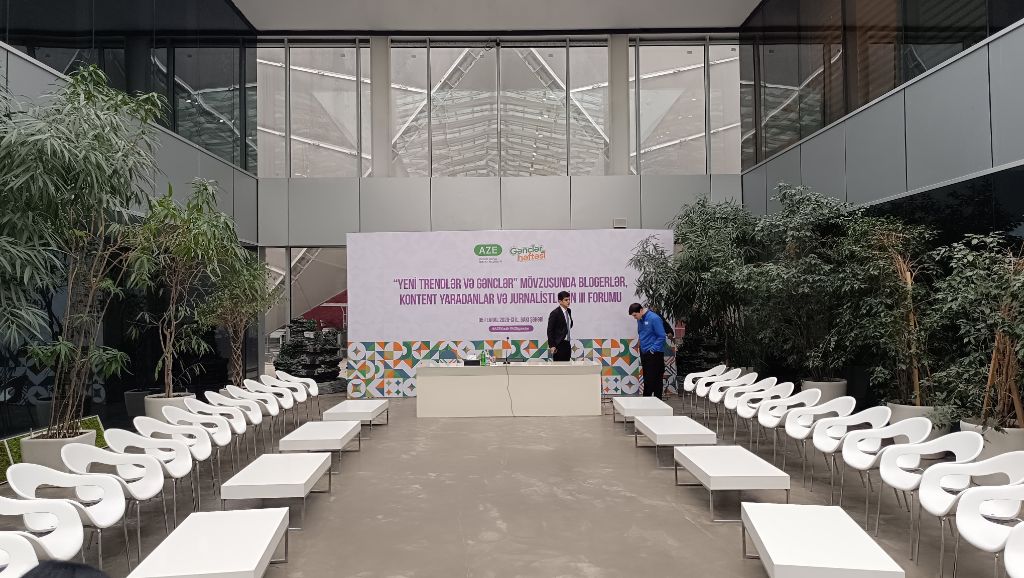 Bloggers journalists forum Gənclər Həftəsi Baku atrium